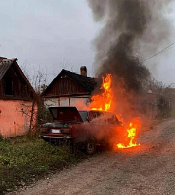 У Центрально-Міському районі Кривого Рогу палав автомобіль