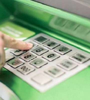 Люди втрачають гроші: через перебої в електриці банкомати ПриватБанку видають не всю готівку