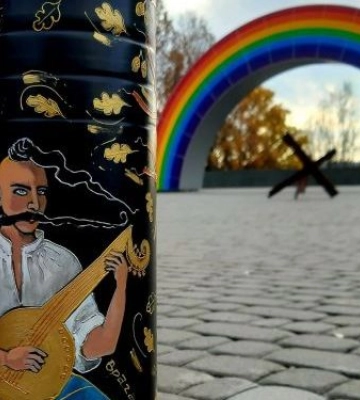 Запорізькі художники малюють на залишках зброї - фото
