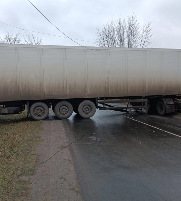 Поблизу Луцька фура перекрила в&#039;їзд у село. Фото