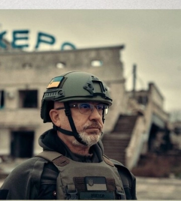 Резніков у Чорнобаївці сфотографувався на фоні промовистої вивіски