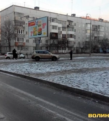 У Луцьку водій електромобіля втік з місця ДТП, в’їхавши у припаркований Peugeot