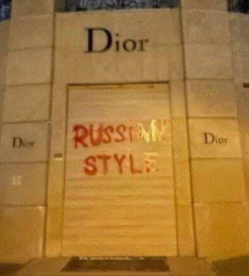 В Киеве двери бутика Dior обрисовали из-за поддержки России