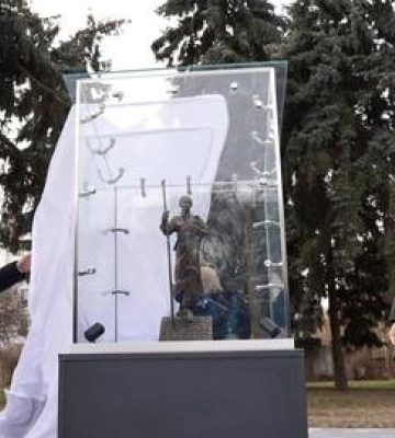 У полтавському парку встановили мініскульптуру Григорія Сковороди