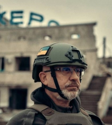 Резніков у Чорнобаївці сфотографувався на фоні промовистої вивіски