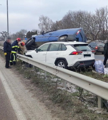 На автодорозі Київ-Чоп два попутні автомобілі врізалися у відбійник