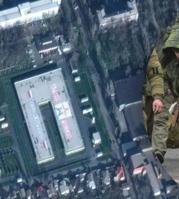 Як виглядає база росіян у самому центрі Маріуполя: супутникові знімки