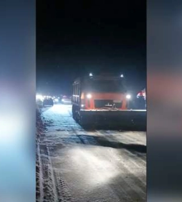 Київ засипає снігом: на вулицю виїхали комунальники