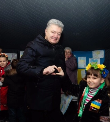 Порошенко з волонтерами відкрили гуманітарний центр у Херсоні