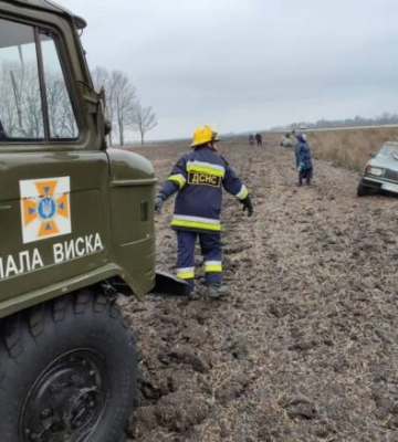 На Кіровоградщині рятувальники відбуксирували авто зі складних ділянок доріг 