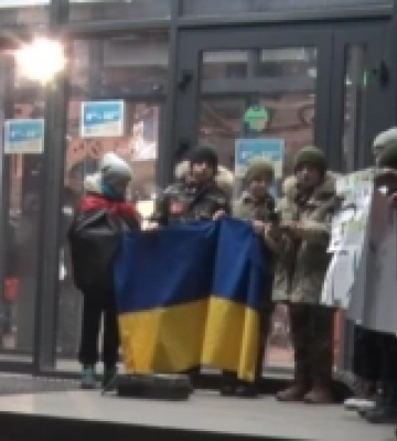 Як луцькі школярі у камуфляжі збирають гроші для військових