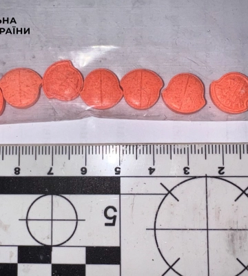 У Києві заґратовано жінку, яка використовувала службу таксі для торгівлі наркотиками. ФОТО