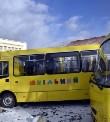 Закарпатські школи отримали ще 9 нових шкільних автобусів