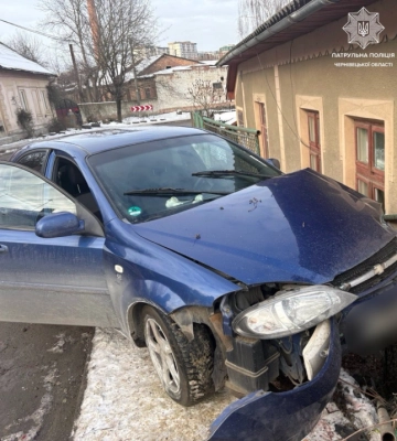 У Чернівцях 71-річний п'яний водій влетів у будинок