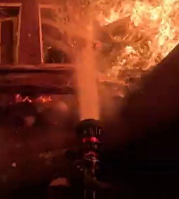 Майже 4 години гасили пожежу в будинку на Рівненщині (ВІДЕО)