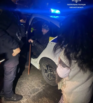 Лежав просто на вулиці: в Одесі правоохоронці допомогли 62-річному чоловіку дібратися додому, - ФОТО