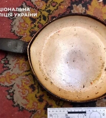 На Троєщині 28-річний чоловік побив батька та бабусю чавунною сковорідкою