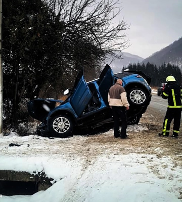 На Рахівщині у кювет зʼїхало авто, травмувались четверо людей