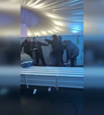 На очах у переляканих дітей: у Києві сталася сутичка у роздягальні ковзанки на ВДНГ