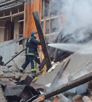 Росіяни вдарили по багатоповерхівці у Харкові