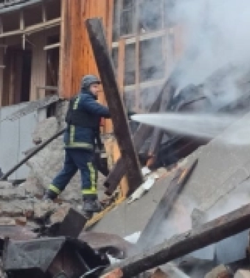 Росіяни вдарили по п'ятиповерховому житловому будинку у Харкові: є постраждалі. ФОТО
