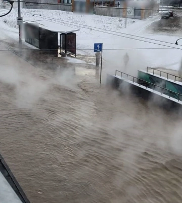 Авария теплосети в Киеве 2 января: движение транспорта на проспекте Лобановского затруднено