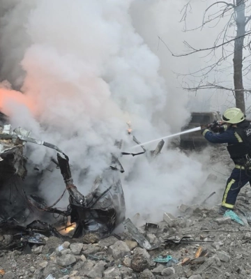 Росіяни завдали ракетного удару по п’ятиповерхівці у Харкові (ФОТО)