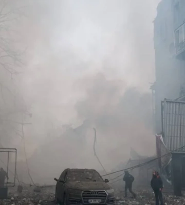 «Абсолютно варварська атака». Глава Кабміну Свириденко показала на відео момент ракетного удару РФ по Харкову