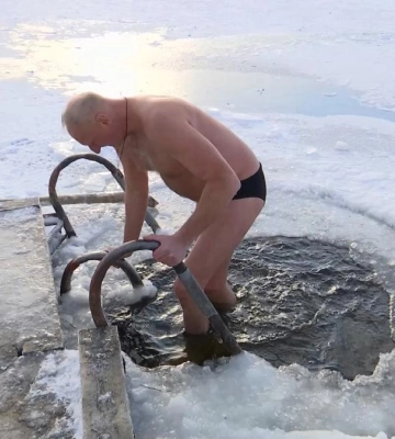 Крижана вода, сніг та мороз: рівненські екстремали вперше в Новому році занурилися у Басів Кут (ВІДЕО)