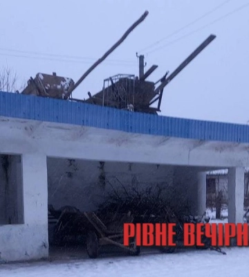 На Рівненщині хлопці позатягували вози та ворота на зупинку. Фото