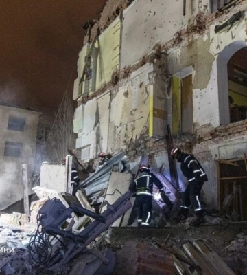 У Харкові під завалами зруйнованого будинку знайдено тіло жінки