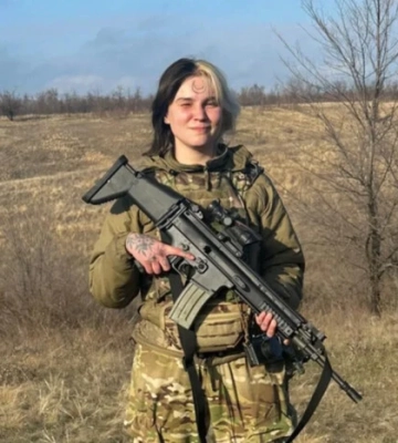 На війні загинула операторка дронів, мисткиня і журналістка Лана Чорногорська