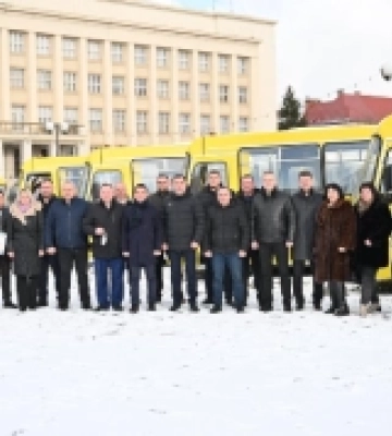 Закарпатські школи отримали ще 9 нових шкільних автобусів