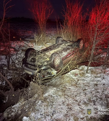 На Львівщині перекинувся автомобіль. Водійка не впоралась з керуванням