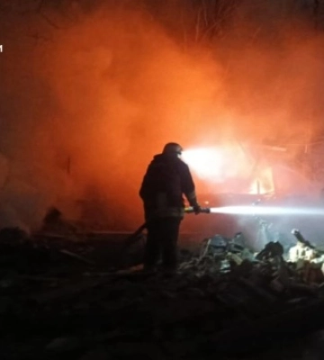 Росіяни ударними дронами атакували Новгород-Сіверський: пошкоджені будинки та авто