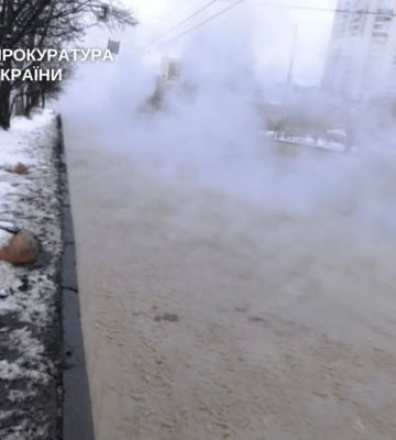 На проспекті Лобановського у Києві дівчина впала у яму з окропом