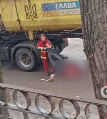 В Индустриальном районе Днепра под колеса грузовика попала женщина: подробности