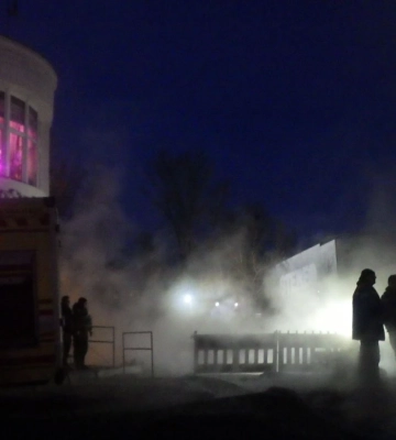 У Києві 16-річна дівчина впала в яму з окропом, яка утворилася через прорив тепломережі