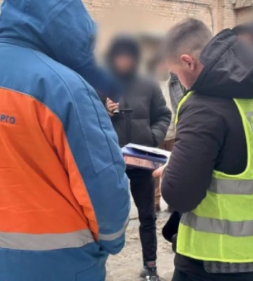 У Києві затримали посадовця «Київтеплоенерго» через падіння 16-річної дівчини в яму з окропом