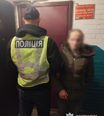 У Києві судитимуть молоду жінку, яка торгувала наркотиками просто з вікна власної квартири