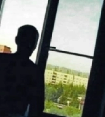 В Ужгороді підліток випав з вікна багатоповерхівки: поліція розслідує обставини загибелі