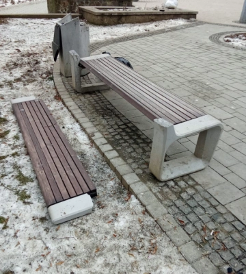 У Чернівцях вандали зламали лавку у сквері біля пам’ятника Емінеску