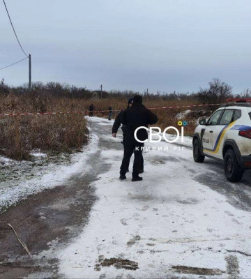 У Кривому Розі біля гаражів у старій шафі знайшли труп жінки, яку тривалий час шукали рідні та поліція