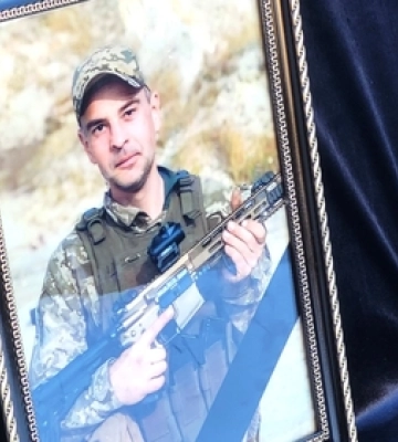 Майже 14 місяців очікування: у Ковелі попрощалися з воїном Романом Ющенком 