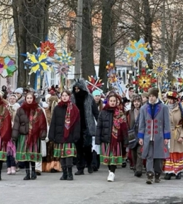 Понад тисяча учасників та різдвяні зірки: у Нововолинську вперше відбулася Хода звіздарів 