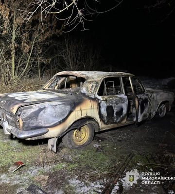 На Миколаївщині викрито пенсіонера, який через давню неприязнь підпалив автівки односельця