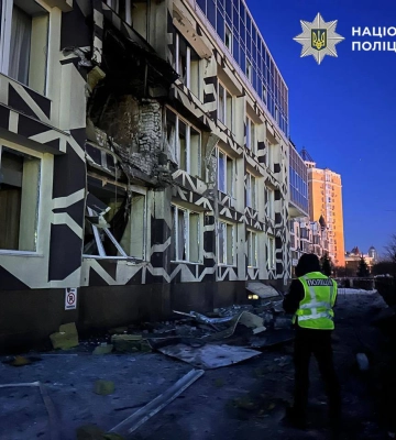 Під час повітряної атаки на Київ БпЛА влучив у приватний медцентр: є загиблий та поранені, - поліція