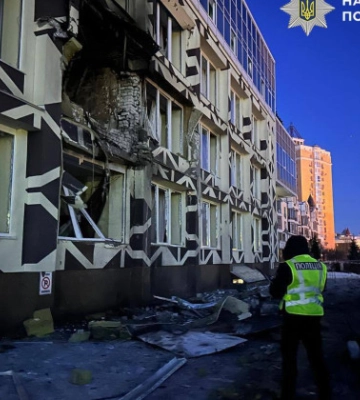 У Києві ворожий дрон влучив в приватну клініку – є постраждалі і загиблий