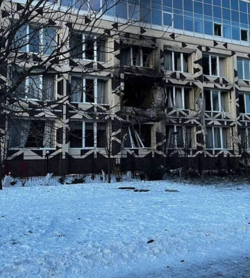 Удар по частной клинике на Оболони в Киеве: в стене палаты стационара – дыра