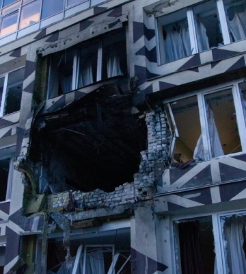 Під час повітряної атаки на Київ БпЛА влучив у приватний медцентр: є загиблий та поранені, - поліція